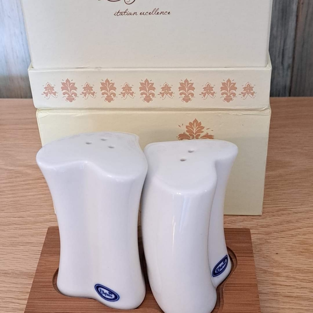 Salt and pepper set